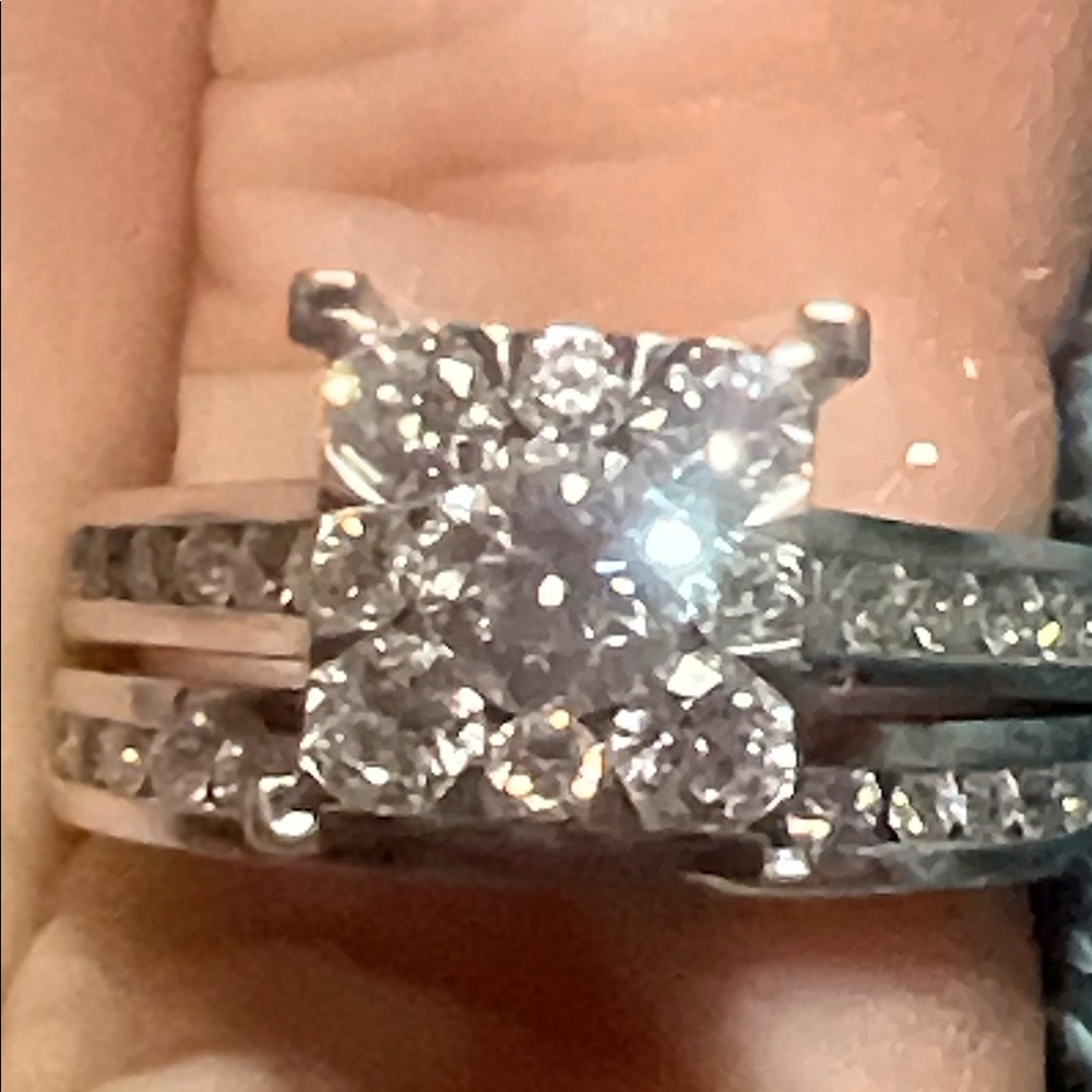 Diamond Halo Engagement Ring - White Gold - Sparkling Clear - Picture 4 of 5